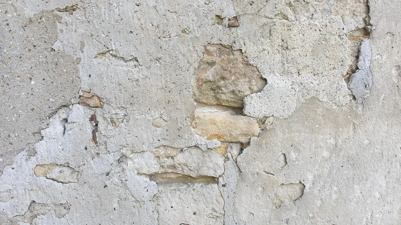 Concreto industrial com fissuras e perda de material