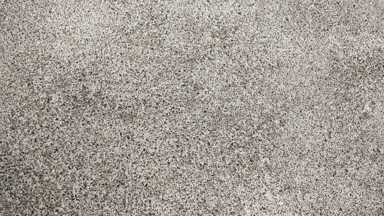 Detalhe de textura antiderrapante aplicada ao piso